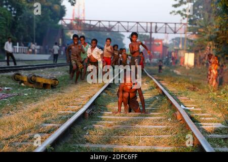 Bangladesh, groupe d'enfants jouant sur des voies ferrées à Sreemangal Banque D'Images