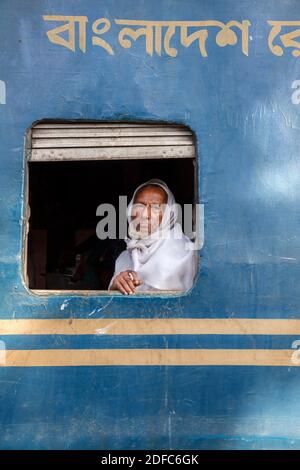 Bangladesh, passager en train local avec écriture bengali Banque D'Images