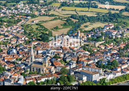 France, deux Sèvres, Parthenay, église St Laurent et ancienne cité médiévale (vue aérienne) Banque D'Images