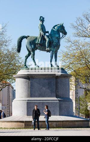 France, Vendée, la Roche sur Yon, deux hommes avant la statue de Napoléon Banque D'Images