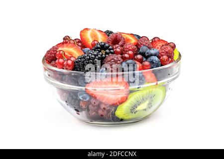 Salade de fruits dans un bol en verre isolé sur fond blanc. Banque D'Images