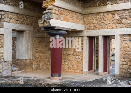 Grèce, Crète, Héraklion, site archéologique de Cnossos, palais du roi Minos, colonnades reconstituées par l'archéologue Arthur Evans Banque D'Images