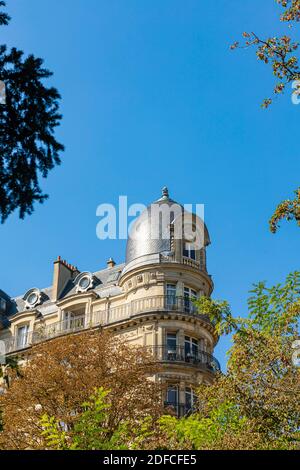 France, Paris, Parc des Buttes de Chaumont, Bâtiment haussmanien Banque D'Images