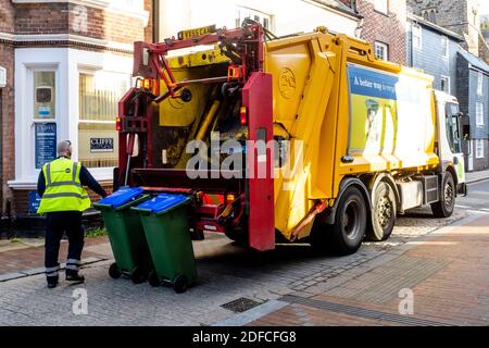 Un véhicule du Conseil collecte les déchets pour recyclage, Lewes, East Sussex, Royaume-Uni. Banque D'Images