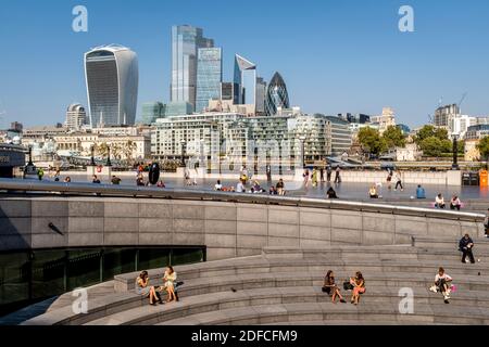 Les gens apprécient leur pause déjeuner au Scoop, London Bridge City Area, Londres, Royaume-Uni. Banque D'Images