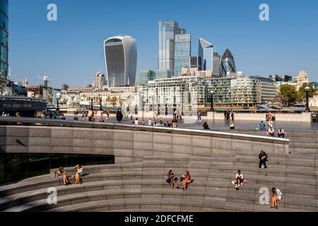 Les gens apprécient leur pause déjeuner au Scoop, London Bridge City Area, Londres, Royaume-Uni. Banque D'Images