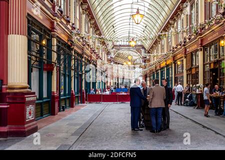 Les gens se détendent avec un verre au Leadenhall Market, Londres, Royaume-Uni Banque D'Images