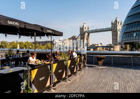 Les gens manger dehors au restaurant Gaucho, quartier de London Bridge City, Londres, Royaume-Uni. Banque D'Images