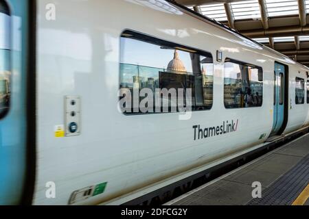 Un train Thameslink arrive à Blackfriars Station, Londres, Royaume-Uni Banque D'Images