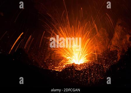 Explosion de lave au sommet du volcan Stromboli Banque D'Images