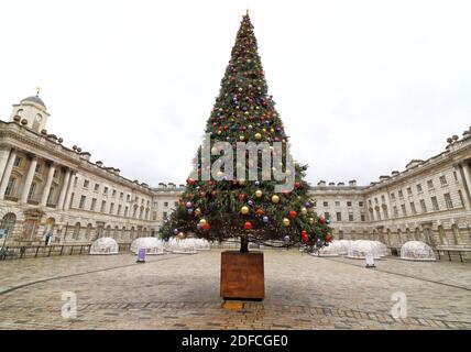 Londres, Royaume-Uni. 03ème décembre 2020. Vue sur un arbre de Noël dans la cour.le centre des arts créatifs de Londres, Somerset House rouvre après la fin du deuxième confinement du coronavirus et dévoile son arbre de Noël 2020 ainsi que quelques dômes de restauration pop up, créant ainsi une nouvelle expérience gastronomique festive. Crédit : SOPA Images Limited/Alamy Live News Banque D'Images