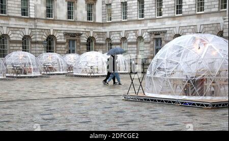 Londres, Royaume-Uni. 03ème décembre 2020. Vue sur les dômes des restaurants dans la cour.le centre des arts créatifs de Londres, Somerset House rouvre après la fin du deuxième confinement du coronavirus et dévoile son arbre de Noël 2020 ainsi que quelques dômes des restaurants pop-up, créant ainsi une nouvelle expérience gastronomique festive. Crédit : SOPA Images Limited/Alamy Live News Banque D'Images