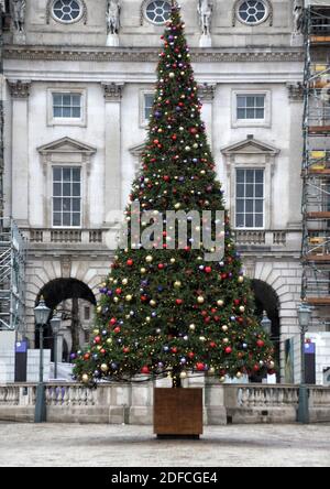 Londres, Royaume-Uni. 03ème décembre 2020. Vue sur un arbre de Noël dans la cour.le centre des arts créatifs de Londres, Somerset House rouvre après la fin du deuxième confinement du coronavirus et dévoile son arbre de Noël 2020 ainsi que quelques dômes de restauration pop up, créant ainsi une nouvelle expérience gastronomique festive. Crédit : SOPA Images Limited/Alamy Live News Banque D'Images