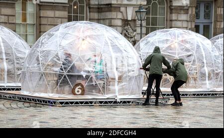 Londres, Royaume-Uni. 03ème décembre 2020. Vue sur les dômes des restaurants dans la cour.le centre des arts créatifs de Londres, Somerset House rouvre après la fin du deuxième confinement du coronavirus et dévoile son arbre de Noël 2020 ainsi que quelques dômes des restaurants pop-up, créant ainsi une nouvelle expérience gastronomique festive. Crédit : SOPA Images Limited/Alamy Live News Banque D'Images