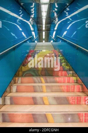 Considéré comme l'un des plus beaux sous-terrains d'Europe, le métro de Naples affiche une architecture moderne. Ici en particulier une des stations Banque D'Images