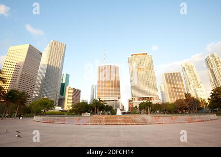 Miami, Floride, États-Unis - Fontaine du parc Bayfront et gratte-ciel des bâtiments du centre-ville de Miami. Banque D'Images