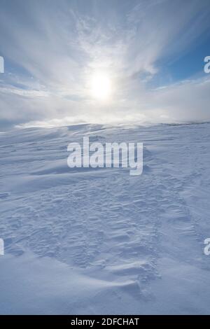 Soleil sur les collines vides couvertes de neige en hiver, Saariselka, parc national Urho Kekkonen, Laponie, Finlande Banque D'Images