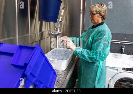 DÉSINFECTION DES LUNETTES PAR UN POMPIER DANS SON SERVICE MÉDICAL D'URGENCE, D'INCENDIE ET D'INCENDIE DE L'EURE, EVREUX, FRANCE Banque D'Images