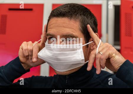 LES BONNES PRATIQUES D'UN POMPIER POUR METTRE UN MASQUE CHIRURGICAL, UN SERVICE D'INCENDIE ET D'URGENCE DE L'EURE, EVREUX, FRANCE Banque D'Images