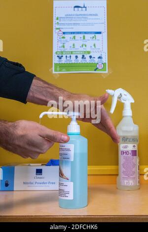 DÉSINFECTION DE LA ZONE, MESURES D'HYGIÈNE, LAVAGE DES MAINS AVEC UN DÉSINFECTANT HYDRO-ALCOOLIC, SERVICE D'INCENDIE ET D'URGENCE DE L'EURE, EVREUX, FRANCE Banque D'Images