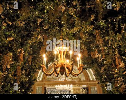 Londres, Royaume-Uni. 03ème décembre 2020. Chandelier et décorations à l'entrée du bien-souhaitant doré.le Savoy Hotel a rouvert et lancé une nouvelle initiative de charité de Noël - des voeux festifs. Lancé alors que l'hôtel présente ses célèbres décorations de Noël, le Savoy donnera des voeux de gentillesse et de soutien ainsi deux organismes de bienfaisance clés, à savoir Hospitality action et The Connection à St Martin dans les champs. Crédit : SOPA Images Limited/Alamy Live News Banque D'Images