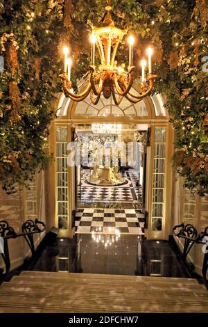 Londres, Royaume-Uni. 03ème décembre 2020. Chandelier et décorations à l'entrée du bien-souhaitant doré.le Savoy Hotel a rouvert et lancé une nouvelle initiative de charité de Noël - des voeux festifs. Lancé alors que l'hôtel présente ses célèbres décorations de Noël, le Savoy donnera des voeux de gentillesse et de soutien ainsi deux organismes de bienfaisance clés, à savoir Hospitality action et The Connection à St Martin dans les champs. Crédit : SOPA Images Limited/Alamy Live News Banque D'Images