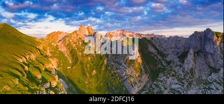 Vue aérienne du pic de Santis éclairé par le lever du soleil, canton d'Appenzell, chaîne d'Alpstein, Suisse Banque D'Images