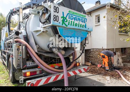 VIDANGE ET NETTOYAGE DE LA FOSSE SEPTIQUE PAR ASPIRATION, ASSAINISSEMENT, RUGLES, FRANCE Banque D'Images