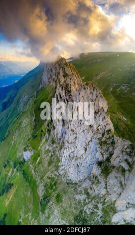 Vue panoramique aérienne de Saxer Lucke au coucher du soleil, canton d'Appenzell, chaîne d'Alpstein, Suisse Banque D'Images