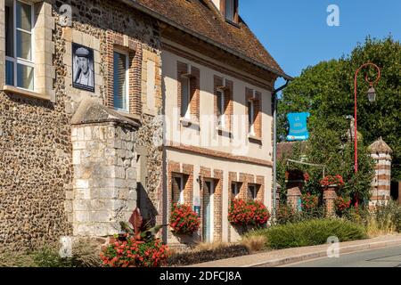 Mural de La Grande Vadrouille, Beaune, France Stock Photo - Alamy