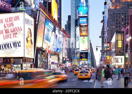 New York City, NY, États-Unis - trafic, gens et panneaux publicitaires à Times Square. Banque D'Images