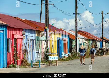 LES CABINES COLORÉES, LES ANCIENNES CABINES DE PÊCHEURS TRANSFORMÉES EN STUDIOS D'ARTISTES, SAINT-TROJAN-LES-BAINS, ILE D'OLÉRON, CHARENTE-MARITIME, FRANCE Banque D'Images