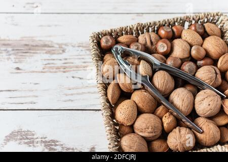 Variété de noix décortiquées et de casse-noisettes sur fond de bois. Super-alimentation pour une alimentation saine. Banque D'Images