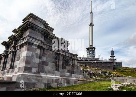 LABORATOIRE TDF ET PYLÔNE AVEC LE TEMPLE DU MERCURE, SOMMET DU PUY-DE-DÔME, VOLCAN EN AUVERGNE, ORCINES, FRANCE Banque D'Images