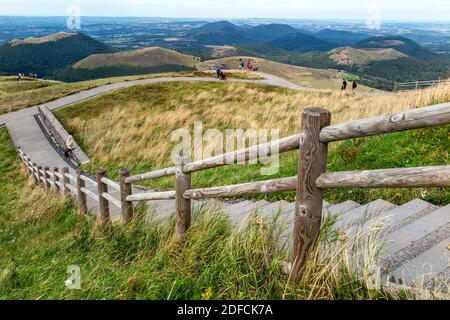 PANORAMA DU MASSIF DES PUYS, SOMMET DU PUY-DE-DÔME, VOLCAN EN AUVERGNE, ORCINES, FRANCE Banque D'Images