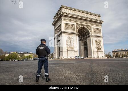 POLICE NATIONALE VÉRIFIANT L'AUTORISATION PERSONNELLE DE QUITTER SON DOMICILE PENDANT L'ISOLEMENT DE LA PANDÉMIE COVID-19, ARC DE TRIOMPHE, PLACE DE L'ETOILE, PARIS, ILE DE FRANCE Banque D'Images