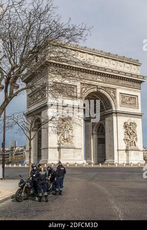 POLICE NATIONALE VÉRIFIANT L'AUTORISATION PERSONNELLE DE QUITTER SON DOMICILE PENDANT L'ISOLEMENT DE LA PANDÉMIE COVID-19, ARC DE TRIOMPHE, PLACE DE L'ETOILE, PARIS, ILE DE FRANCE Banque D'Images