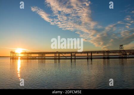 Coucher de soleil sur la jetée minière connue sous le nom de Tinto Dock au coucher du soleil « muelle del Tinto ». C'est l'un des restes laissés par les Anglais à Huelva. Banque D'Images