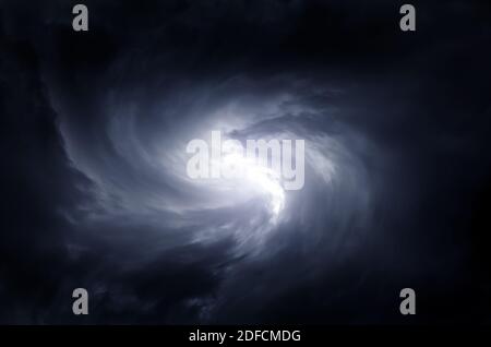 Tourbillon flou dans les nuages de tempête sombre Banque D'Images