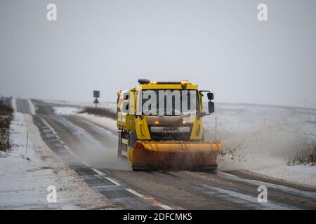 Glasgow, Écosse, Royaume-Uni. 4 décembre 2020. Photo : chasse-neige déblaçant la route. Le parc éolien de Whitelee et Eaglesham Moor a encore la neige au sol avec la neige brune sur la route. Crédit : Colin Fisher/Alay Live News Banque D'Images