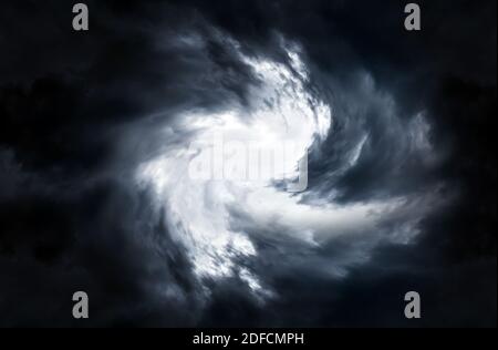 Tourbillon flou dans les nuages de tempête sombre Banque D'Images