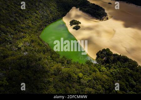 Capture aérienne du lac Wabby sur l'île Fraser. Banque D'Images