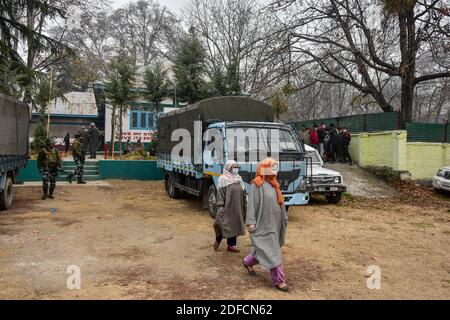 Ganderbal, Inde. 04e décembre 2020. Les femmes cachemiri arrivent à un bureau de vote pour voter pendant la troisième phase de l'élection du Conseil de développement du district (DDC) à Ganderbal à environ 25 kms de Srinagar, la capitale estivale de Jammu-et-Cachemire. Crédit : SOPA Images Limited/Alamy Live News Banque D'Images