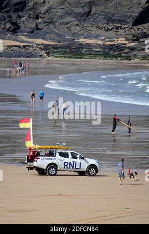RNLI Mitsubishi L200 pick up Truck commercial Vehicle à Harlyn Bay, Cornwall, Angleterre, Royaume-Uni en septembre Banque D'Images