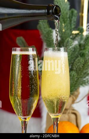 Robe Père Noël adulte verser du champagne. Verser du vin mousseux par des verres, célébration, début des vacances, concept de succès Banque D'Images