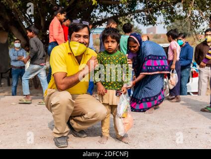 NOIDA, UTTAR PRADESH, INDE - NOVEMBRE 2020 : enseignante indienne avec une élève ou une jeune fille à l'école pendant la pandémie pour éduquer les enfants pauvres. Banque D'Images