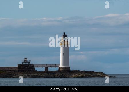 Le phare de Rubha nan Gall est vu de la mer Banque D'Images