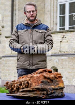 Schleswig, Allemagne. 04e décembre 2020. Florian Huber, plongeur de recherche, se dresse devant le bureau archéologique du Schleswig-Holstein lors de la remise de la machine de chiffrement Enigma qu'il a trouvée dans la mer Baltique. Credit: Axel Heimken/dpa/Alay Live News Banque D'Images