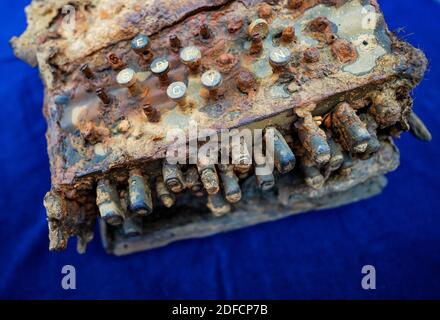 Schleswig, Allemagne. 04e décembre 2020. La machine de chiffrement Enigma qui se trouve dans la mer Baltique est située sur une table devant le bureau archéologique du Schleswig-Holstein. Après sa découverte, la machine a été remise au bureau par le plongeur de recherche Huber. Credit: Axel Heimken/dpa/Alay Live News Banque D'Images