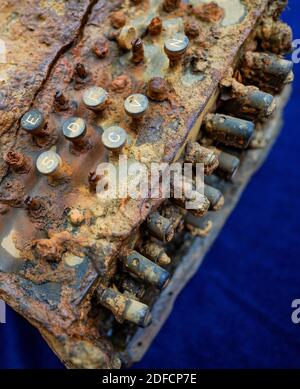 Schleswig, Allemagne. 04e décembre 2020. La machine de chiffrement Enigma qui se trouve dans la mer Baltique est située sur une table devant le bureau archéologique du Schleswig-Holstein. La machine a été remise au bureau par le plongeur de recherche Huber après sa découverte. Credit: Axel Heimken/dpa/Alay Live News Banque D'Images